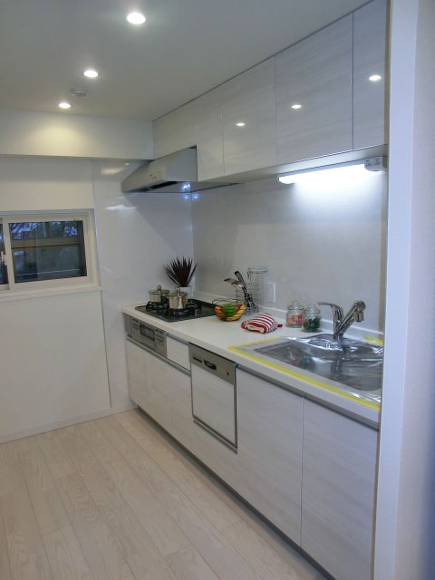 明るく機能的なキッチン