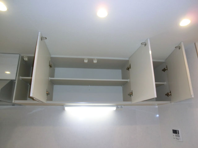 キッチン上部・耐震ラッチ付吊戸棚