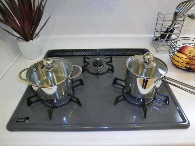コンロは三口