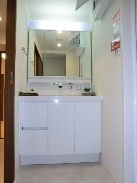 洗面化粧台も明るく清潔なイメージです