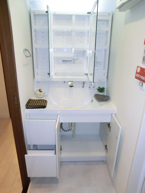 三面鏡裏はキャビネット収納