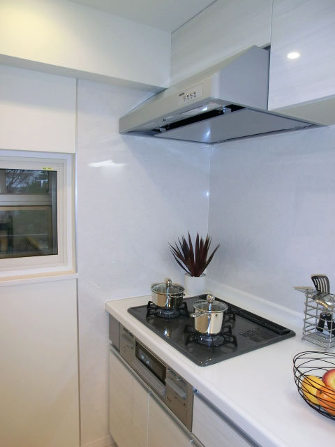 明るく機能的なキッチン