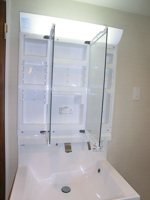 三面鏡裏はキャビネット収納