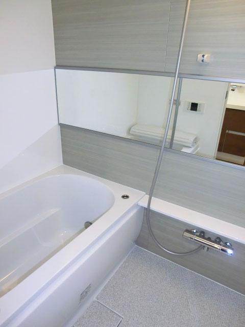 モダンな雰囲気のバスルーム