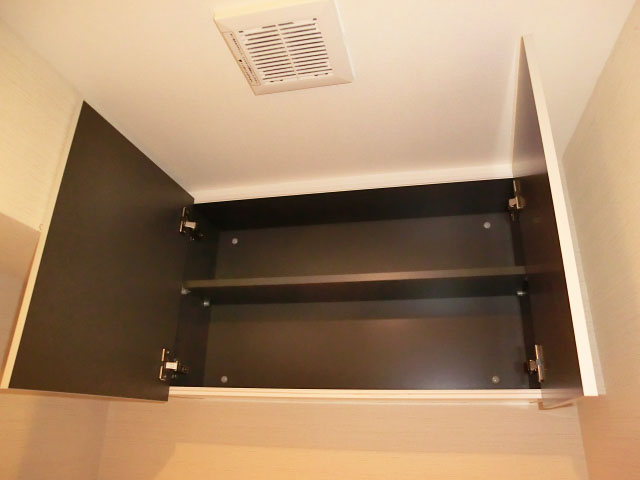 トイレ上部には吊戸棚