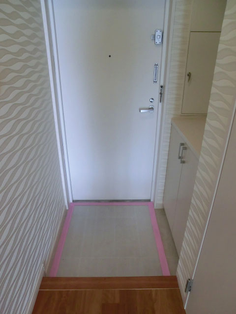 ハイホーム本陣　アクセントクロスが貼られた玄関