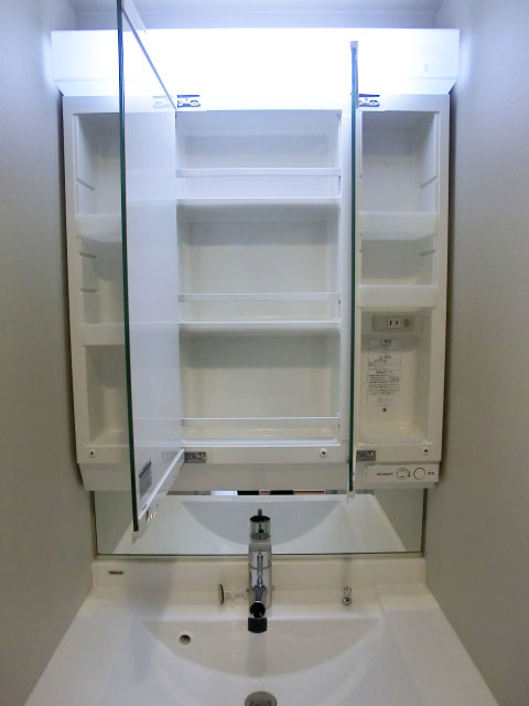 ハイホーム本陣　三面鏡の裏はキャビネット収納