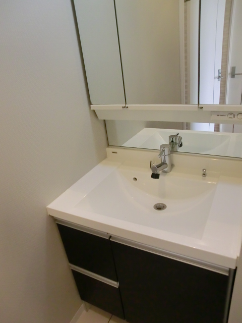 ハイホーム本陣　継ぎ目のないボウルが美しい洗面化粧台