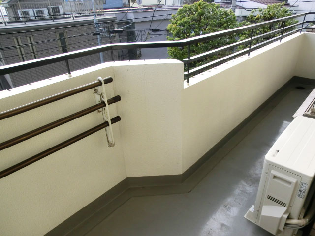 リビングからバルコニーに出られます