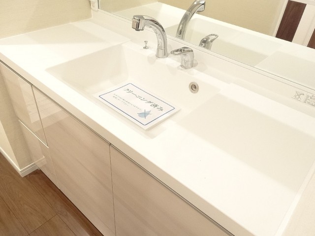 スタイリッシュなスクエア型洗面ボウル