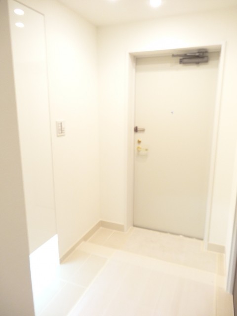 玄関ホールは明るい白の空間