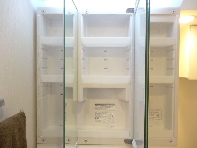 トキワパレス　3面鏡の横は一面収納