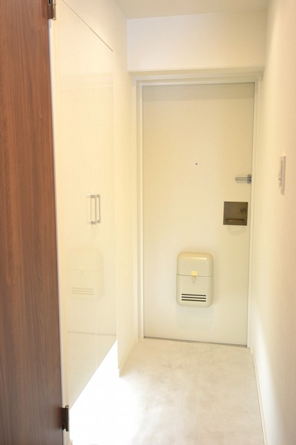 朝日白山マンション　明るい玄関ホール