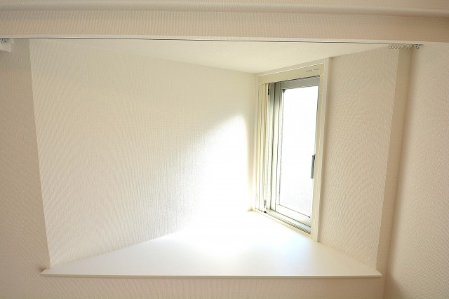 朝日白山マンション　リビングの出窓