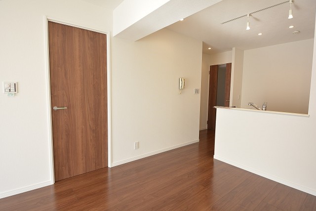 朝日白山マンション　リビング内の洋室扉