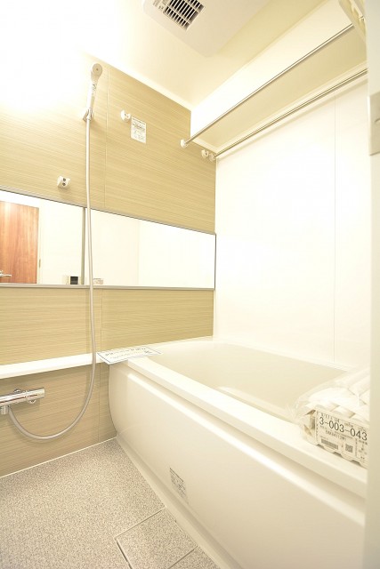 朝日白山マンション　追い焚き機能と浴室換気乾燥機付きバスルーム