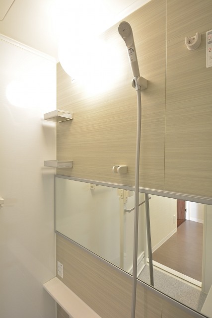 朝日白山マンション　追い焚き機能と浴室換気乾燥機付きバスルーム