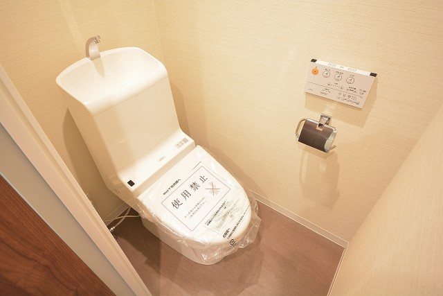 朝日白山マンション　ウォシュレット付きトイレ