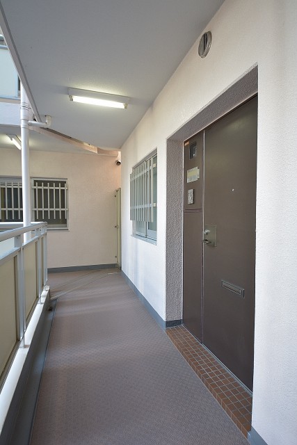 朝日白山マンション　玄関前