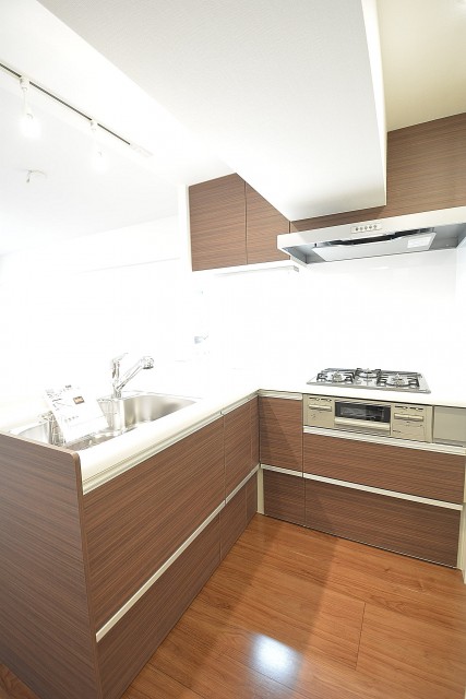 ストークマンション三田　使い勝手のよいL字型システムキッチン