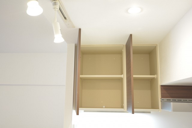 ストークマンション三田　キッチン上部にも収納あります