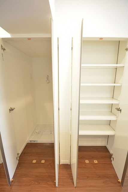 ストークマンション三田　LDK内にある収納と洗濯機置場