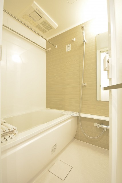 ストークマンション三田　追い焚きと浴室換気乾燥機能付きのバスルーム