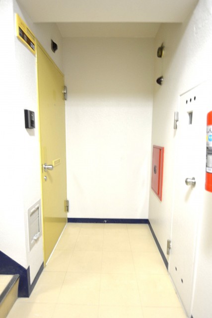 ストークマンション三田　玄関前