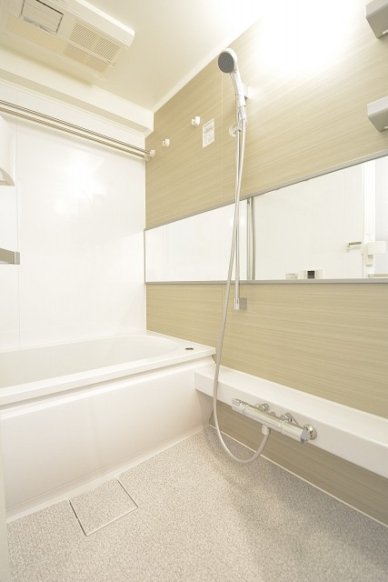 ハイツ日本橋中洲　追い焚きと浴室換気乾燥機能付きバスルーム