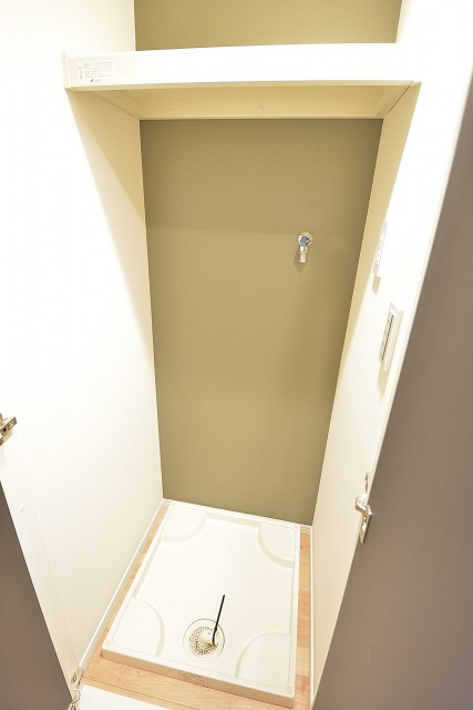 上に棚のある洗濯機置場