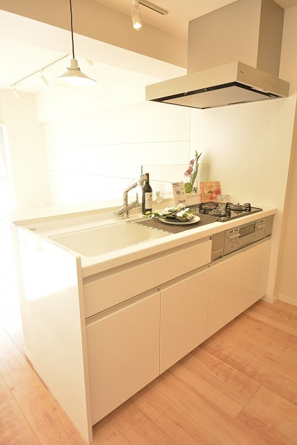 真っ白のシステムキッチン