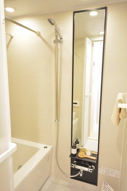 追い焚きと浴室乾燥機能付きのバスルーム