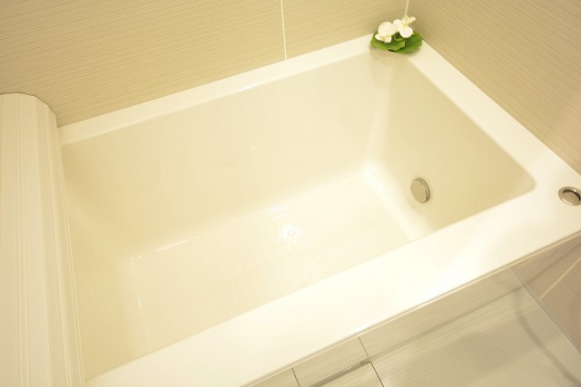 追い焚きと浴室乾燥機能付きのバスルーム