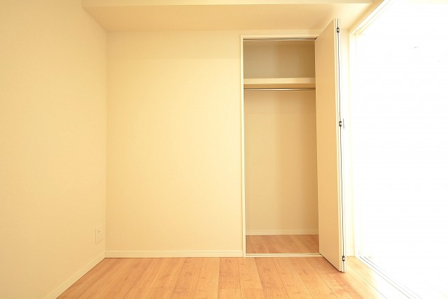 キッチン横の洋室のクローゼット