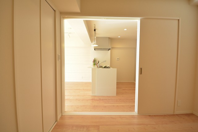 キッチン横の洋室