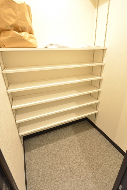 クレール麹町　収納豊富なシューズインクローゼット