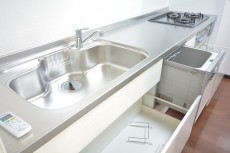クレール麹町　食洗機付きの真っ白なシステムキッチン