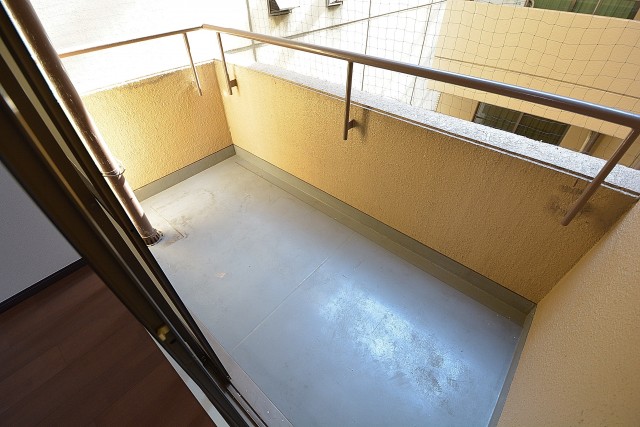 クレール麹町　約9.1畳の洋室側のバルコニー