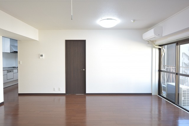 クレール麹町　リビング内にある洋室の扉