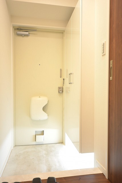 明石町アビタシオン　明るい玄関ホール