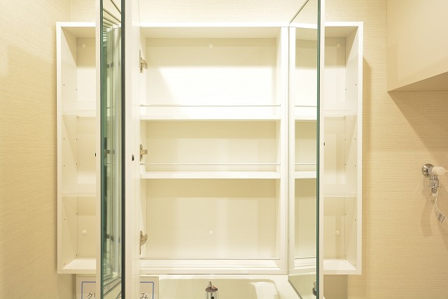 明石町アビタシオン　3面鏡の裏は一面収納