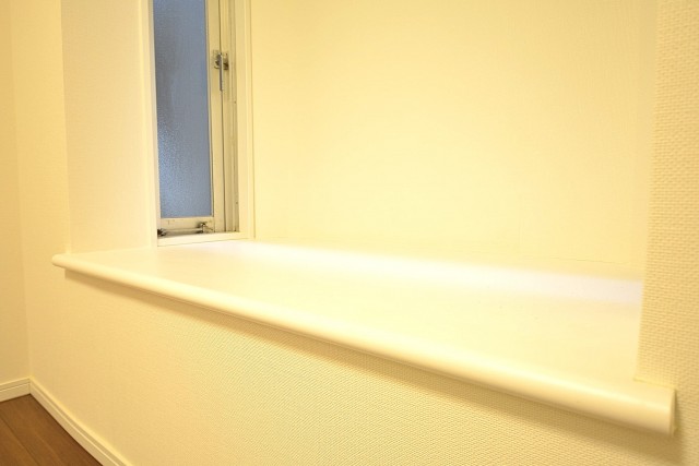 明石町アビタシオン　約4.7畳の洋室の窓際スペース