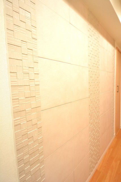 松濤ハウス　廊下壁面にはエコカラット♪