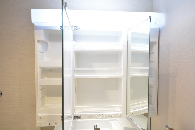 3面鏡の裏は一面収納！