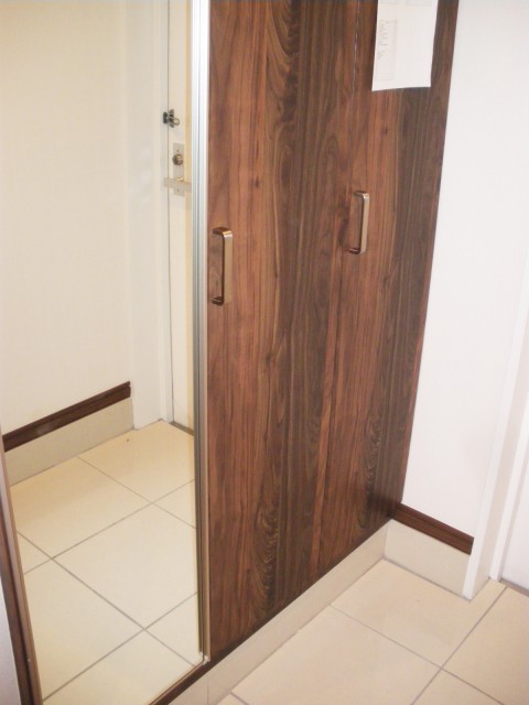 扉には鏡がついています