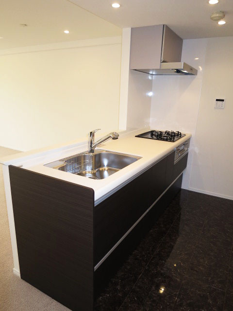 人造大理石トップのシステムキッチン