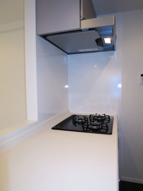 人造大理石トップのシステムキッチン