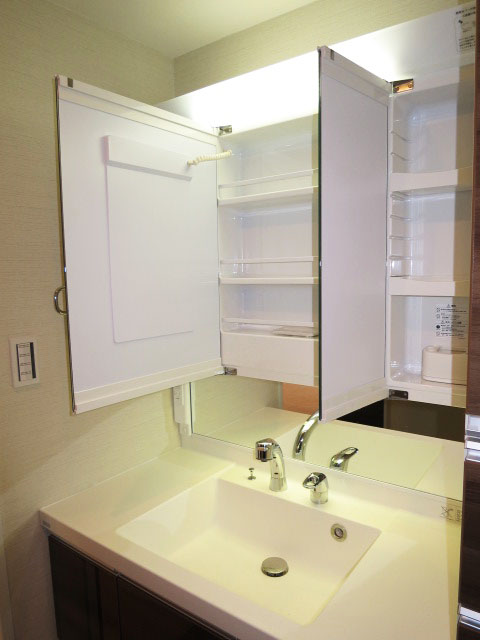 三面鏡裏はキャビネット収納です