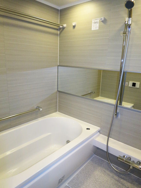 浴室換気乾燥機が設置されたバスルーム