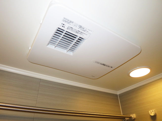 浴室換気乾燥機が設置されたバスルーム